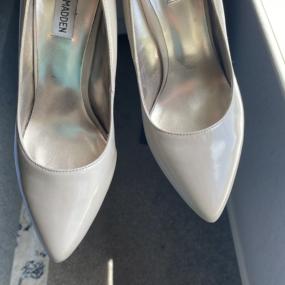 Nude Steve Madden heels in good well loved condition no smoking home size 9